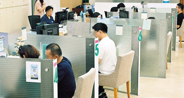 서울 시내의 한 은행에서 고객들이 업무를 보고 있다. (사진은 기사와 직접적 관련 없음)임세준 기자