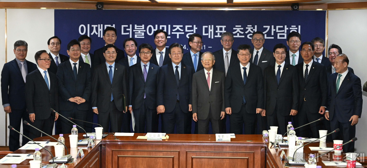 이재명 더불어민주당 대표와 손경식 한국경영자총협회 회장이 11일 오전 서울 마포구 경총회관에서 만나 간담회를 하기 전 기념 촬영을 하고 있다. 이상섭 기자