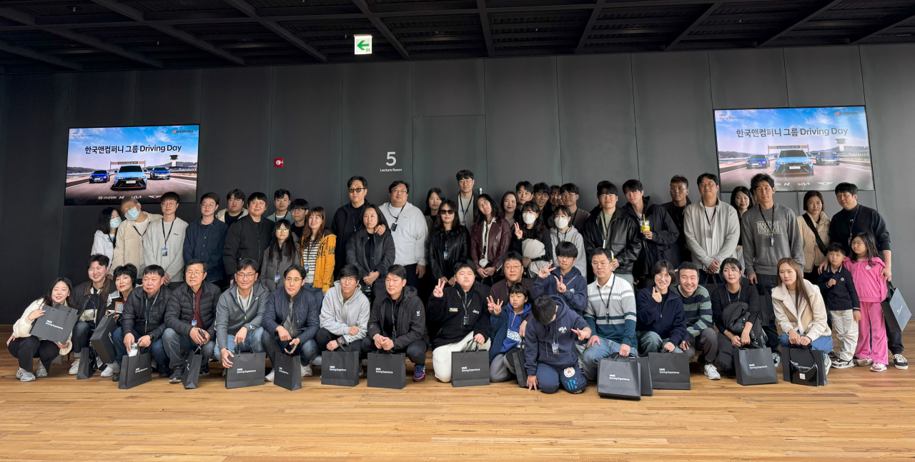 한국앤컴퍼니그룹 임직원 가족 초청 한국테크노링 드라이빙데이 행사에 참가한 임직원 가족들이 기념 촬영을 하고 있다. [한국앤컴퍼니그룹 제공]