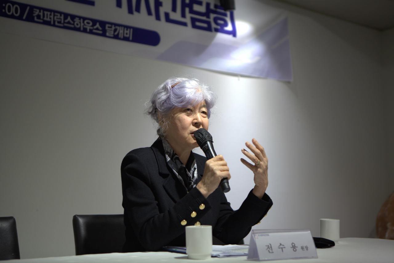 전수용 한국문학번역원장이 11일 서울 중구 콘퍼런스 하우스 달개비에서 취임 100일 기념 기자간담회를 열어 한국문학을 세계에 알리기 위한 비전을 설명하고 있다. [연합]