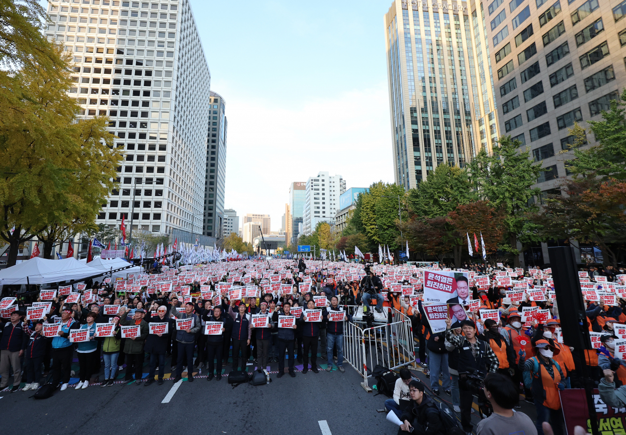 9일 오후 서울 숭례문 일대에서 열린 민주노총 전태일열사 정신계승 2024 전국노동자대회·1차 퇴진 총궐기에서 민주노총 조합원들이 구호를 외치고 있다. [연합]