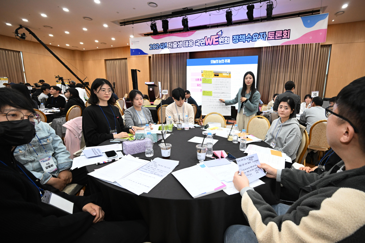 대통령 직속 저출산고령사회위원회(저고위)이 지난 9일 세종대학교에서 개최한 정책 만족도 토론회에서 국민 정책 모니터링단인 ‘국민WE원회’ 위원들이 의견을 교환하고 있다. 이날 토론회에는 2030 미혼청년, 신혼·무자녀·난임부부 등 120명이 참석했다.[저출산고령사회위원회 제공]