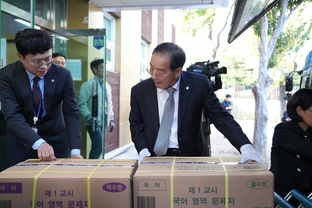 하윤수 부산시교육감이 11일 오후 동래중학교를 직접 찾아 수능문답지 인수에 직접 참여하고 있다. [사진=부산교육청]
