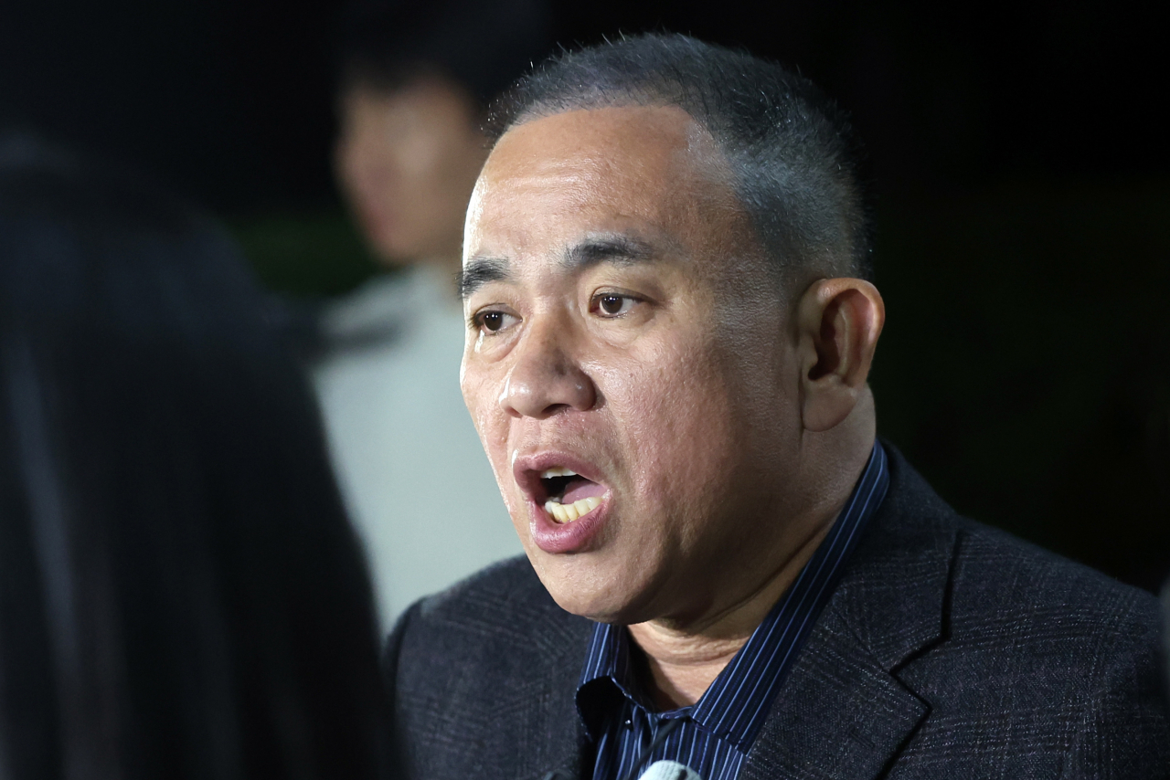 Myung Tae-kyun, a self-proclaimed political broker, speaks to the press at the Changwon District Prosecutors Office in Changwon, South Gyeongsang Province, Nov. 8. (Yonhap)
