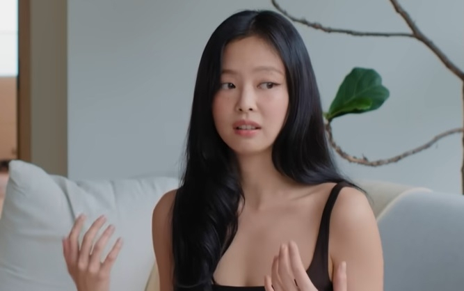 제니가 자신만의 피로 회복법으로 ‘콜드 플런지’를 소개해 눈길을 끈다. [보그 유튜브]