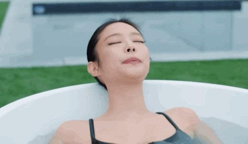 제니가 콜드 플런지를 하고 있는 모습. [보그 유튜브]