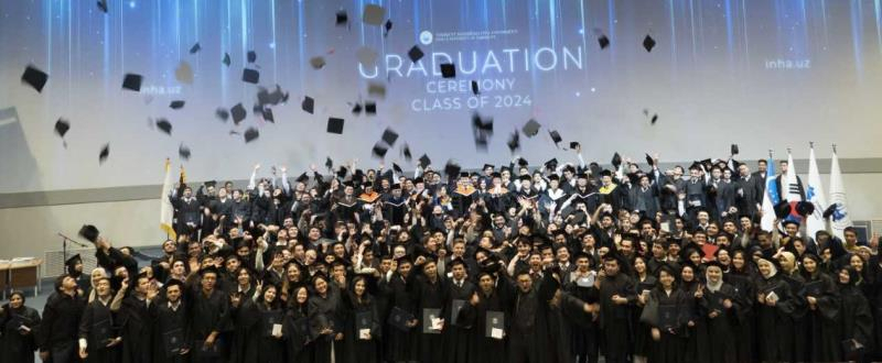 IUT 학위수여식에서 학생들이 학사모를 던지며 서로의 졸업을 축하하고 있다.[인하대 제공]
