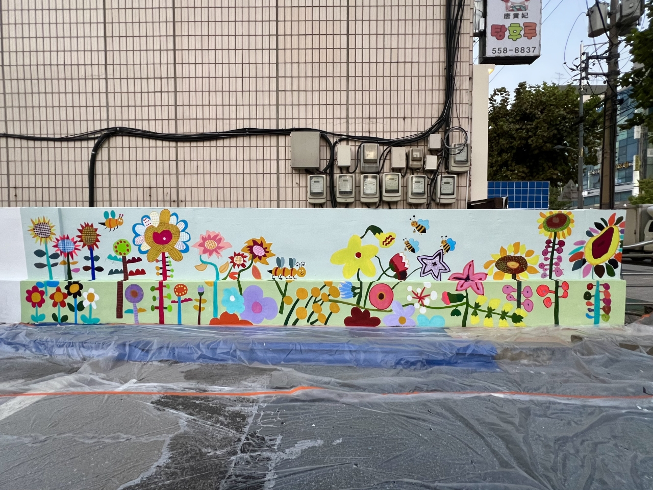 서울 강남구는 논현로 32길 15, 도곡로 421에 각각 조성된 공영주차장을 성인 발달장애인 미술팀 ‘그리아미’의 벽화 작품으로 꾸몄다.[강남구 제공]