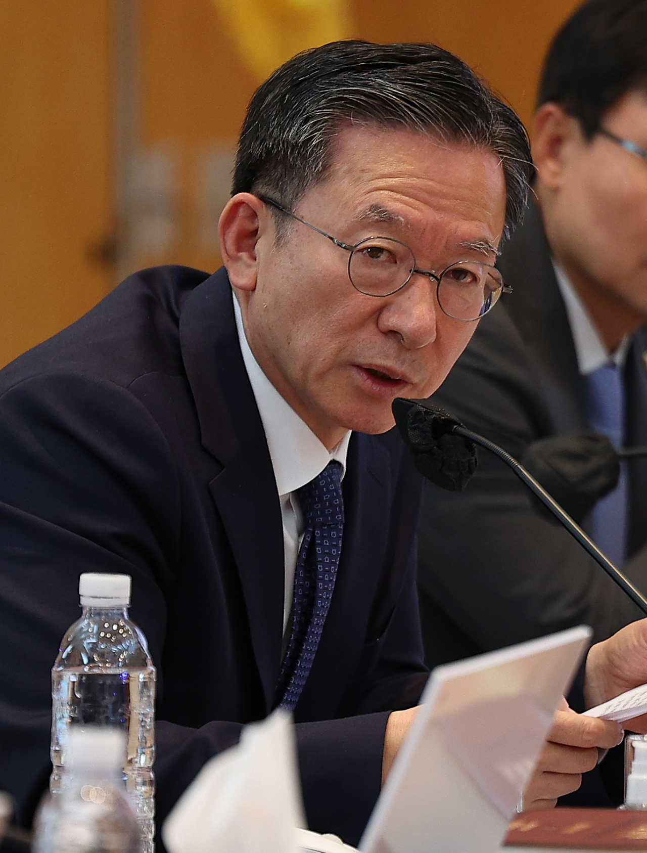정성호 더불어민주당 의원이 지난달 24일 한국은행 대구경북본부에서 열린 국회 기획재정위원회의 한국은행 대구경북본부·포항본부, 대구지방국세청, 대구본부세관, 대구조달청, 동북지방통계청에 대한 국정감사에서 질의하고 있다. [연합]