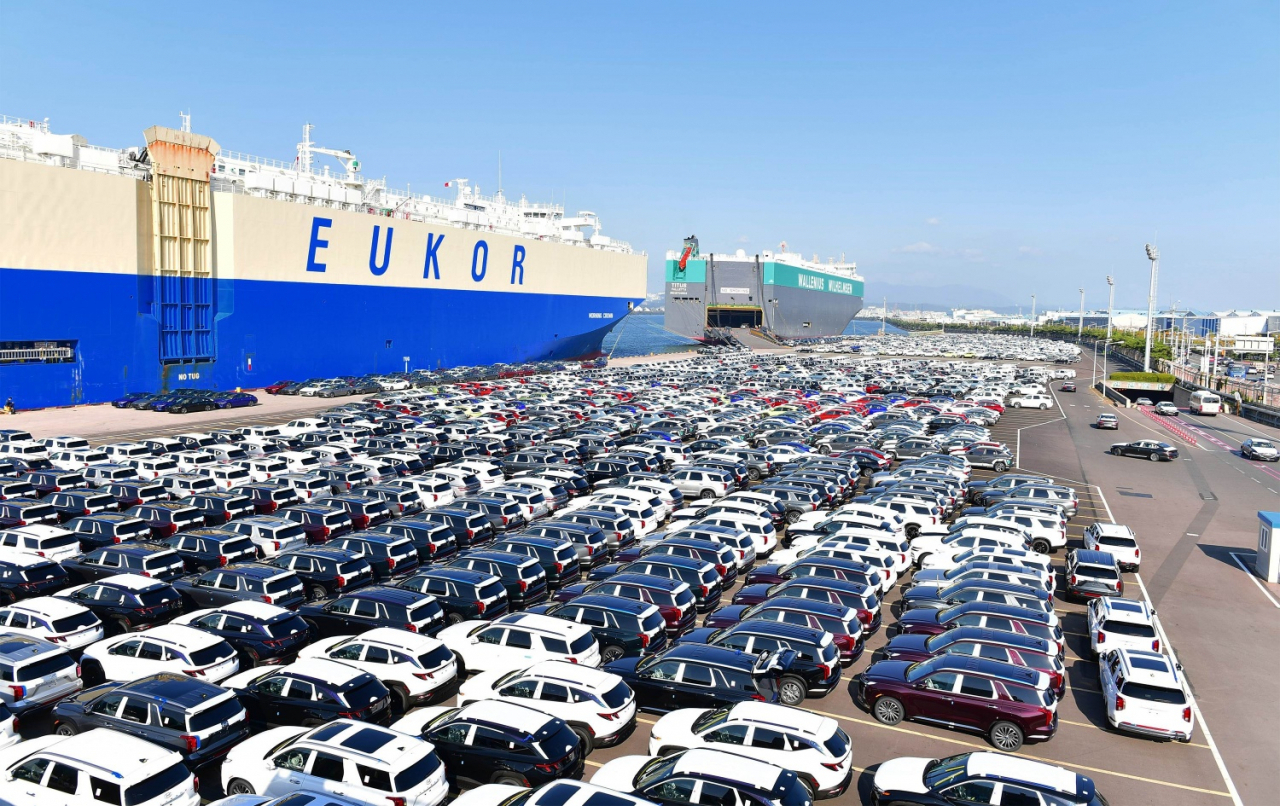 현대자동차 울산공장에서 생산된 차량들이 해외로 수출되기 위해 부두에 선적돼 있다. [현대차 제공]