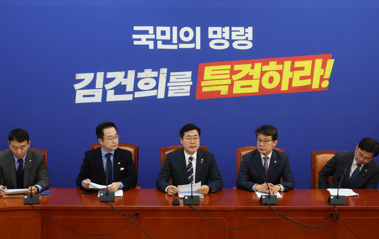 박찬대 더불어민주당 원내대표(가운데)가 12일 오전 국회에서 열린 원내대책회의에서 발언하고 있다. [연합]