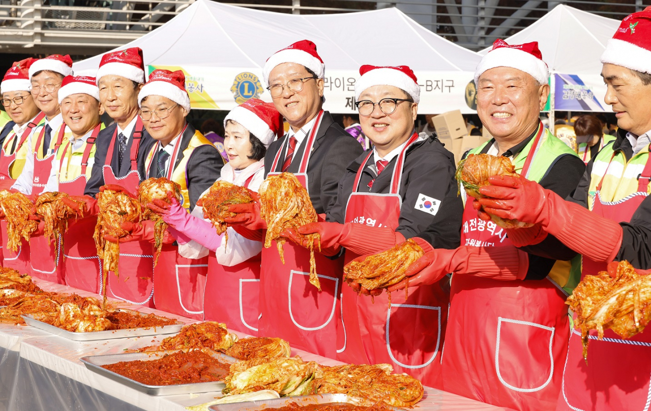 이장우 대전시장(우측 3번째)은 12일 엑스포시민광장에서 대전시자원봉사 연합회, 대전사랑운동센터, 국제라이온스협회356-B(대전)지구 회장단들과 함께 ‘제16회 따뜻한 겨울나기 김장대봉사’행사를 개최했다.