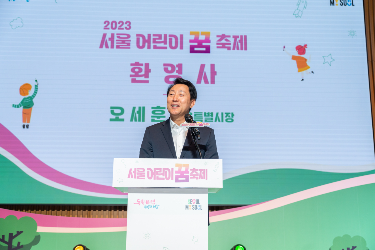 서울시는 19&sim;25일을 어린이 행복주간으로 정해 각종 행사와 축제, 캠페인을 벌인다. 오세훈 서울시장이 지난해 서울 어린이 꿈 축제에서 참석한 어린이들에게 환영의 인사를 전하고 있다.[서울시 제공]