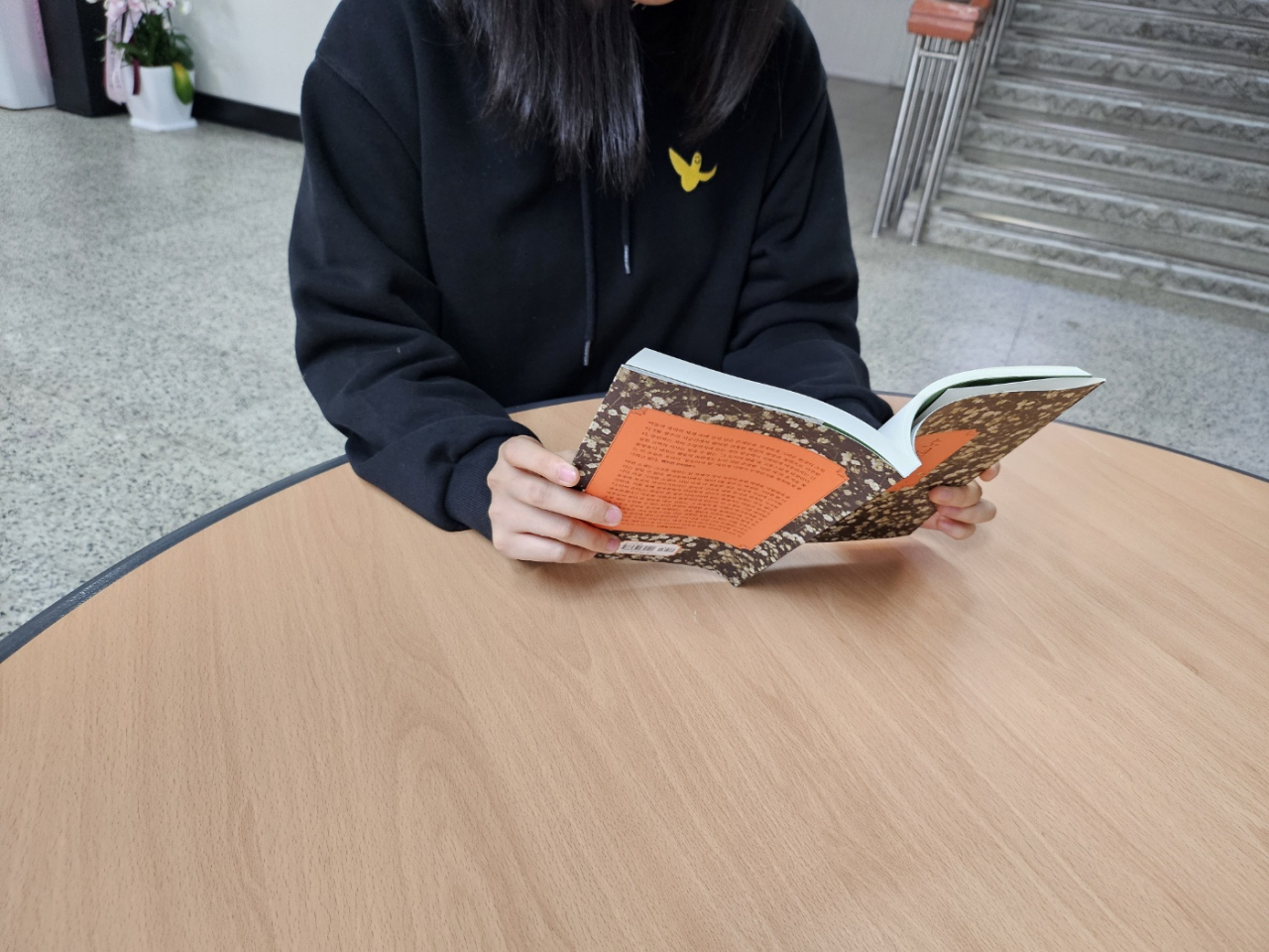여명학교 재학생 김모(18)양이 학교에서 책을 읽고 있다. 박혜원 기자