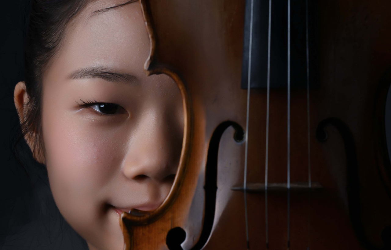 Violinist Lee Hyeon-jeong poses for photos during an interview with The Korea Herald at Herald Studio in Seoul on Oct. 31. (Lee Sang-sub/The Korea Herald)