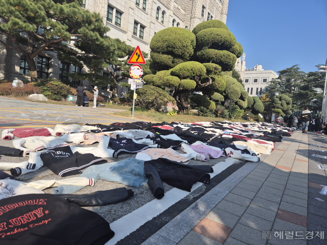 동덕여대가 남녀공학 전환을 논의하는 것으로 알려지면서 학생들이 연 이틀째 본관 점거 시위를 벌이며 강하게 반발하고 있다. 김도윤 수습기자