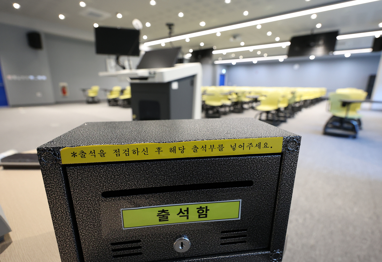 서울 시내 한 의과대학 강의실에 출석부를 넣는 출석함이 놓여 있다. [연합]