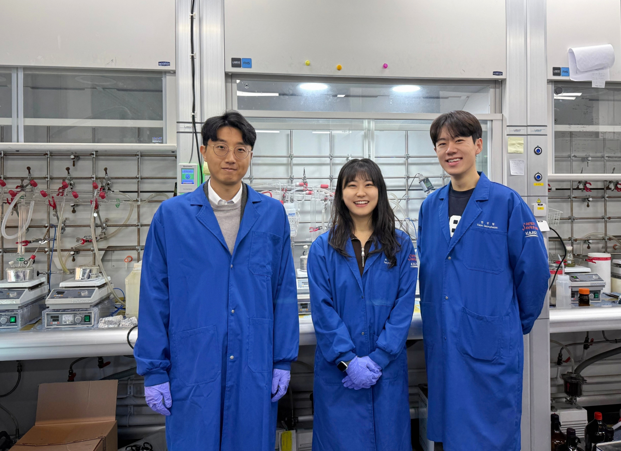 이번 연구를 수행한 조힘찬(왼쪽부터) 교수, 하재영 박사과정, 연성범 석박사통합과정.[KAIST 제공]