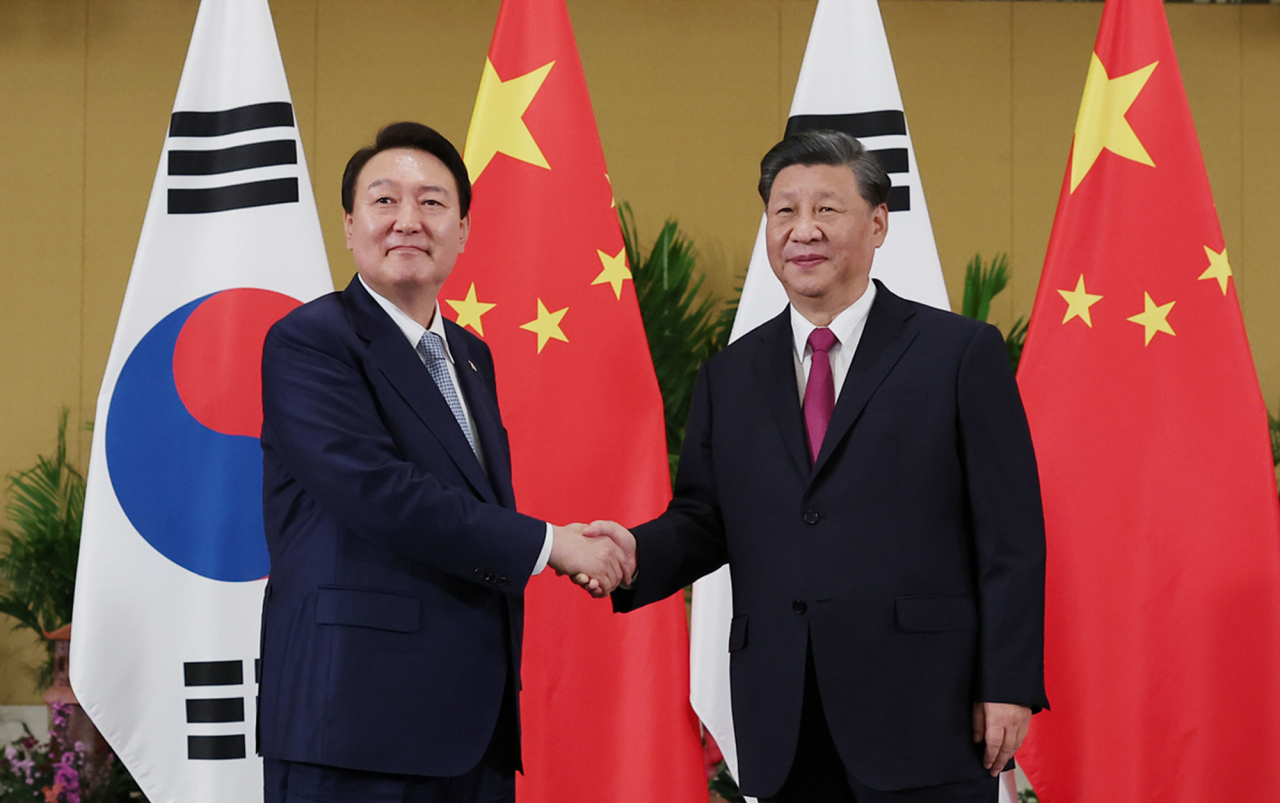 윤석열 대통령과 시진핑 중국 국가주석이 2022년 11월 인도네시아 발리에서 열린 G20 정상회의를 계기로 한중 정상회담을 하는 모습. [대통령실 제공]