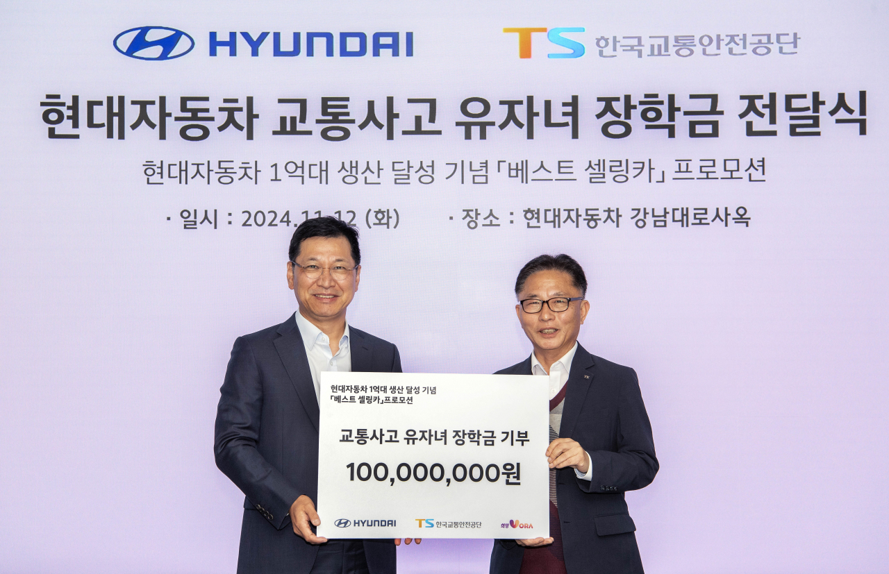 김승찬(왼쪽) 현대자동차 국내판매사업부장과 장찬옥 한국교통안전공단 교통안전본부장이 기념 촬영을 하고 있다. [현대차 제공]