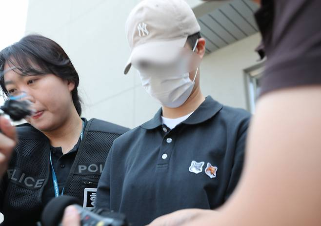 육군 12사단 훈련병 사망사건과 관련해 규정을 위반한 군기훈련(얼차려)을 실시한 혐의로 중대장(대위)이 21일 오전 강원 춘천지방법원에서 열린 구속 전 피의자 심문(영장실질심사)을 마치고 법원을 나오고 있다. [연합]