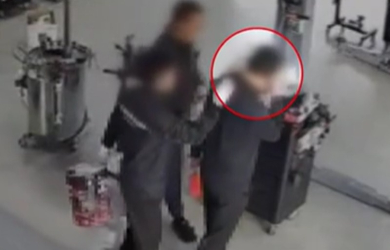 일을 그만두고 싶어 "아내가 죽었다"며 거짓말한 직원. 업체에 출근한 직원이 흐느껴 울고 있다. [JTBC 사건반장]