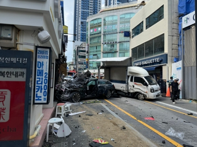70대 벤츠 운전자 A 씨는 9월12일 오후 1시12분께 부산 해운대구 중동 해운대구청어귀 삼거리에서 인도를 덮쳐 행인 2명을 숨지게 했다. [부산소방재난본부]