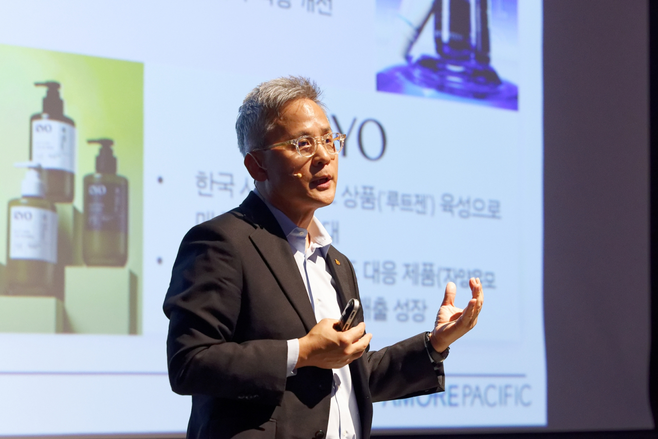 김승환 아모레퍼시픽 대표이사가 12일 서울 용산 아모레퍼시픽 본사에서 열린 인베스터 데이에서 발언 중이다. [아모레퍼시픽 제공