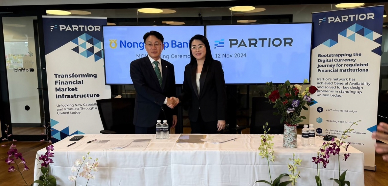 이석용(왼쪽) NH농협은행과 파티오르 Stella Lim Biz Dev 대표가 12일 싱가포르 소재 파티오르 본사에서 외화송금 협력을 위한 업무협약을 체결하고 있다. [NH농협은행 제공]