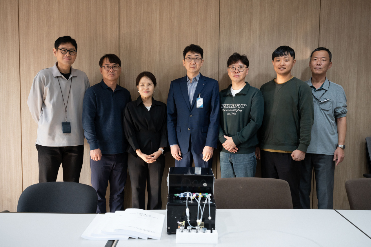 한국원자력연구원 연구진은 약 2년간 캐리엠아이비지 QbD 적용 연구에 참여해 성공적으로 임무를 완수했다. 조은하(왼쪽부터) 한국원자력연구원 방사성의약품지원센터장, 이유황 연구기술원, 정유미 책임기술원, 김종민 한가람경영혁신연구소 대표, 방사성의약품지원센터 박기환 연구기술원, 이재원 연구기술원, 박영욱 선임연구기술원.[한국원자력연구원 제공]