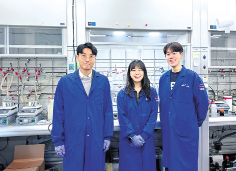 KAIST 신소재공학과의 조힘찬(왼쪽부터) 교수, 하재영 박사과정생, 연성범 석박사통합과정생 [KAIST 제공]