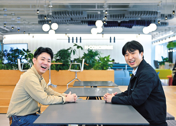 현대자동차 하이테크센터의 이건영(왼쪽) 서비스 엔지니어와 김선하 서비스 엔지니어 [현대차 제공]