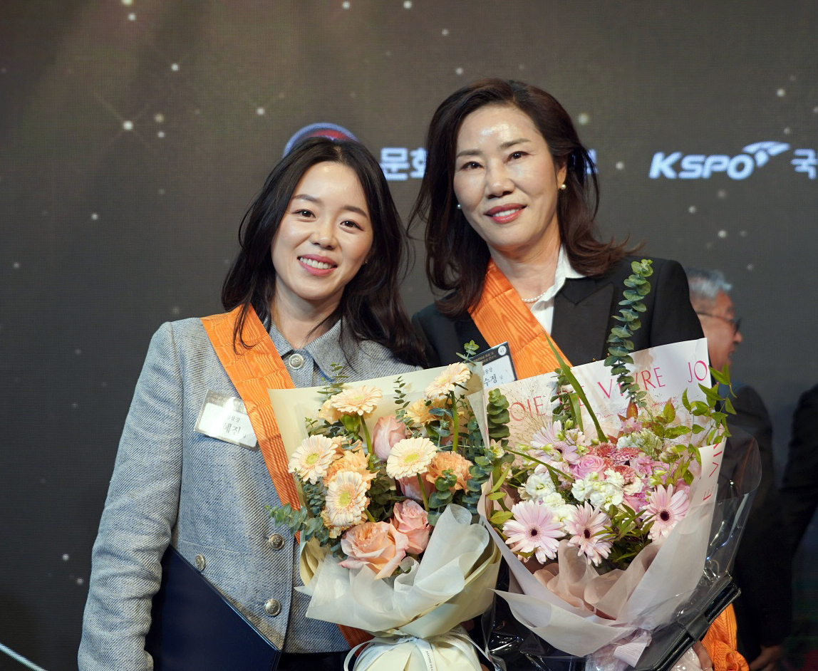 장혜진 졸업생(왼쪽)과 류수정 감독.[계명대 제공]