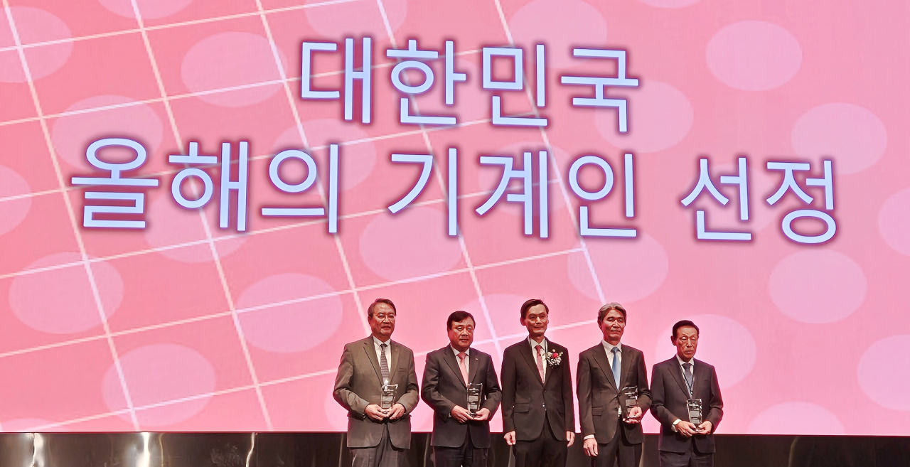 이건우(왼쪽 끝) DGIST 총장이 '2024 기계의 날' 행사에서 '대한민국 올해의 기계인'을 수상했다.[DGIST 제공]