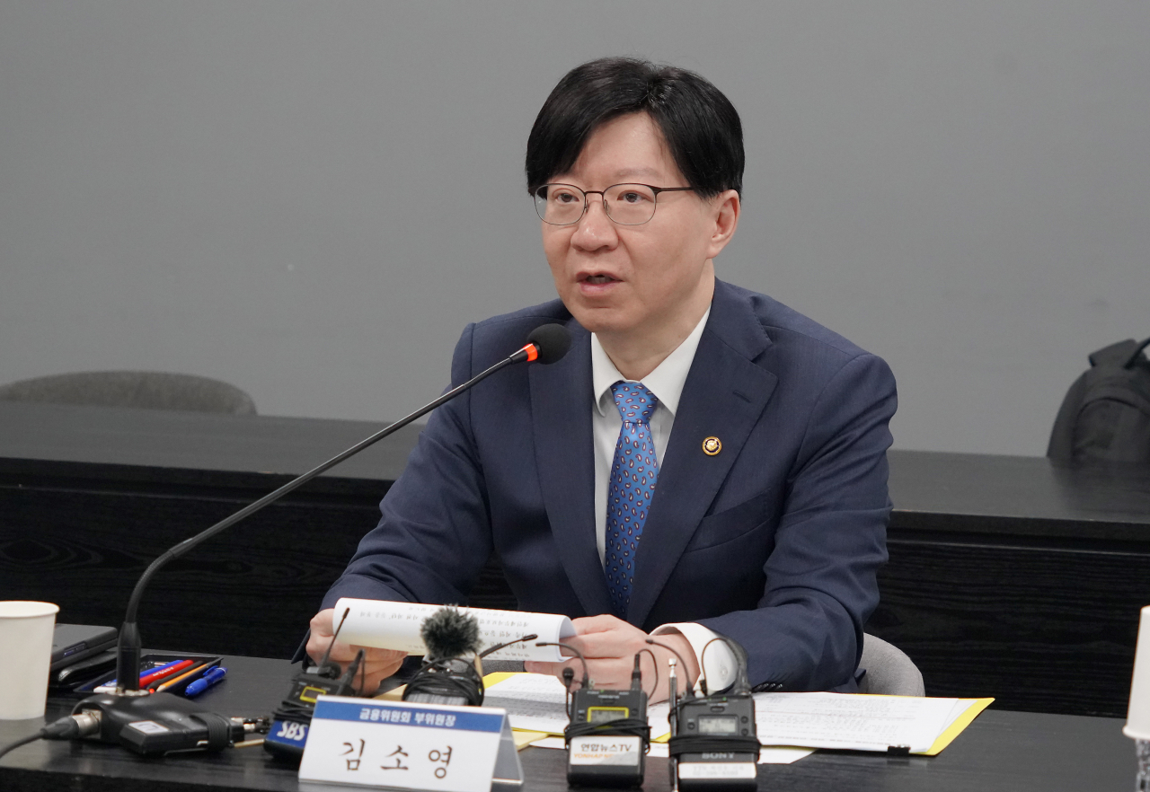 김소영 금융위원회 부위원장이 13일 오전 서울 중구 공정거래 종합상담센터를 방문해 불법사금융 민원 상담 현장을 살펴본 뒤 ‘불법사금융 근절을 위한 민생현장 점검회의’를 주재하고 있다. [금융위원회 제공]