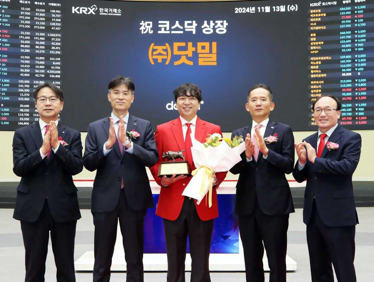 김대영(왼쪽부터) 한국IR협의회 부회장, 민경욱 한국거래소 코스닥시장본부장, 정해운 (주)닷밀 대표이사, 강성범 미래에셋증권 부사장, 강왕락 코스닥협회 부회장이 13일 서울 영등포구 한국거래소 서울사무소 홍보관에서 개최한 (주)닷밀 코스닥 시장 상장 기념식에서 기념 촬영을 하고 있다. [한국거래소]