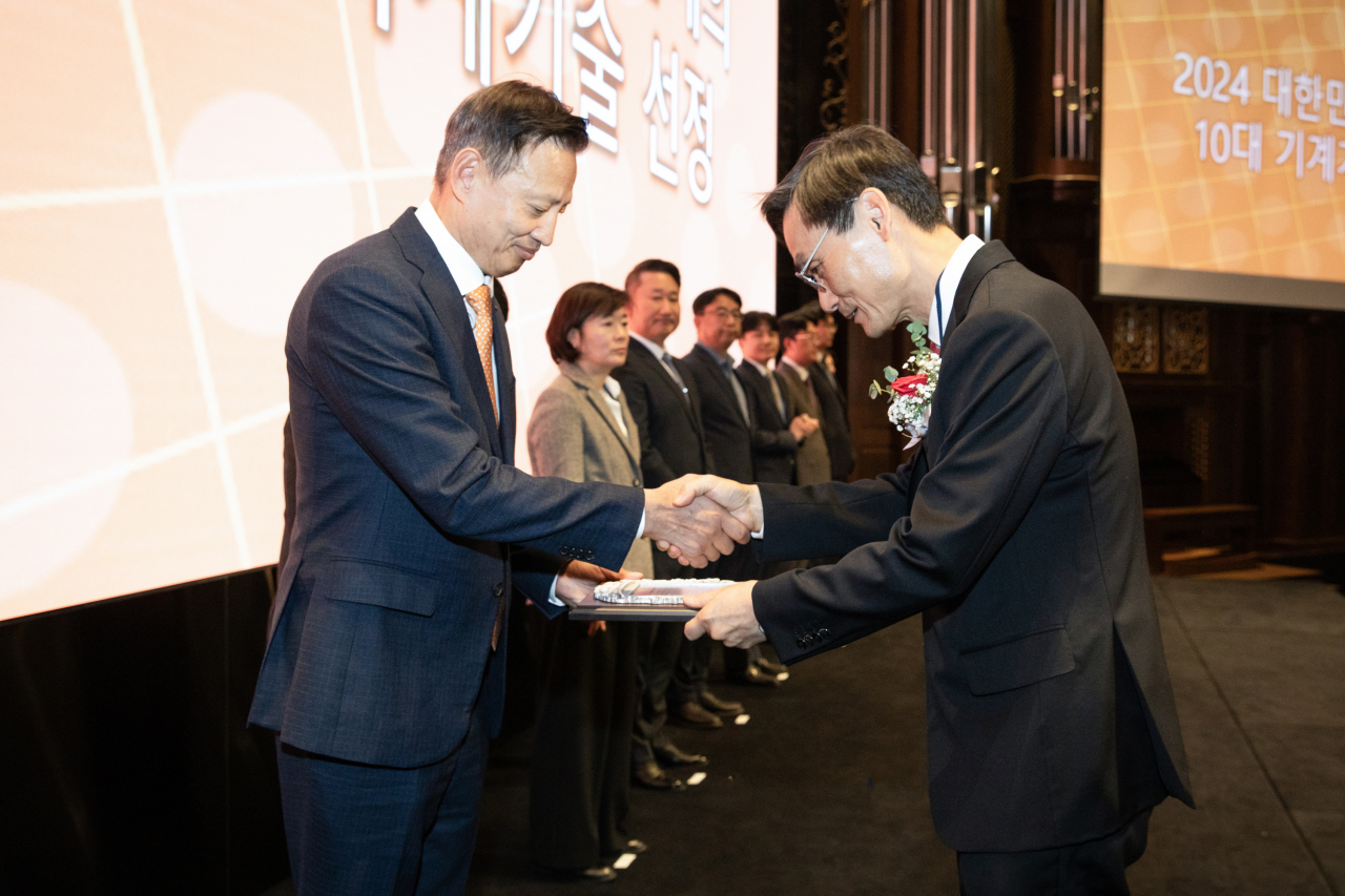 이광열(왼쪽) 두산에너빌리티 전무가 13일 서울 엘타워에서 열린 ‘2024 올해의 10대 기계기술’ 시상식에서 김동환 대한기계학회 학회장으로부터 ‘올해의 10대 기계기술’ 인증패를 받고 있다. [두산에너빌리티 제공]