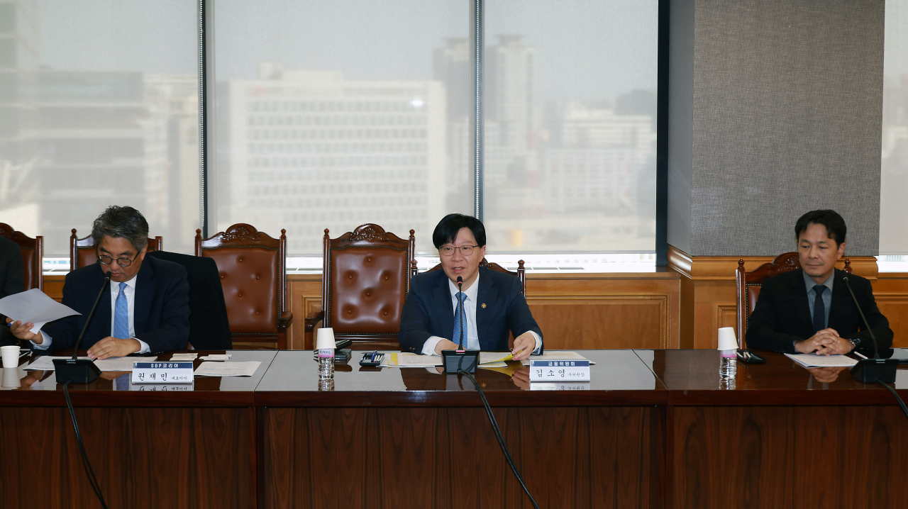 김소영 금융위원회 부위원장이 13일 오후 서울 중구 은행회관에서 관계기관, 학계·시장 전문가들과 함께 개최한 금융시장 현안 점검·소통회의를 주재하고 있다. [금융위원회 제공]