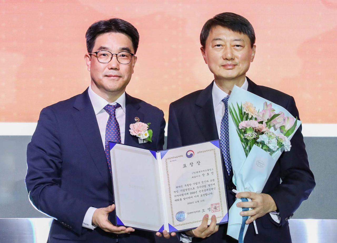 13일 서울 영등포구 글래드호텔에서 열린 ‘제19회 전국장애경제인대회’에서 장호진(오른쪽) 현대지에프홀딩스 사장과 김성섭 중소벤처기업부 차관이 기념사진을 촬영하고 있다. [현대백화점그룹 제공]