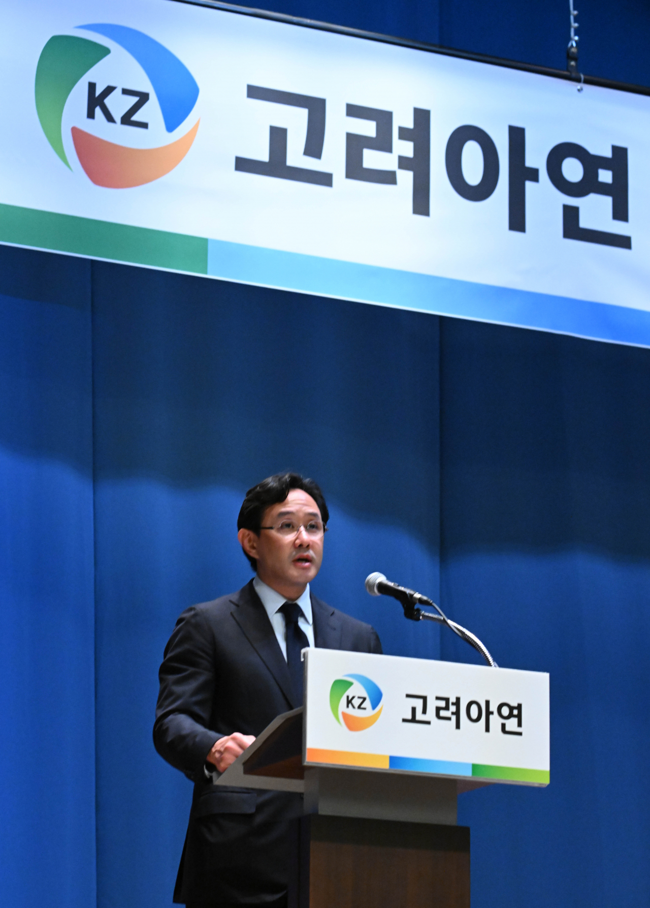 최윤범 고려아연 회장이 13일 오후 서울 중구 대한상공회의소에서 열린 기자회견에 참석해 기자회견문을 낭독하고 있다. 고려아연은 이날 오전 임시 이사회를 통해 지난달 30일 제출한 일반공모 유상증자 결정을 전격 철회했다. 임세준 기자