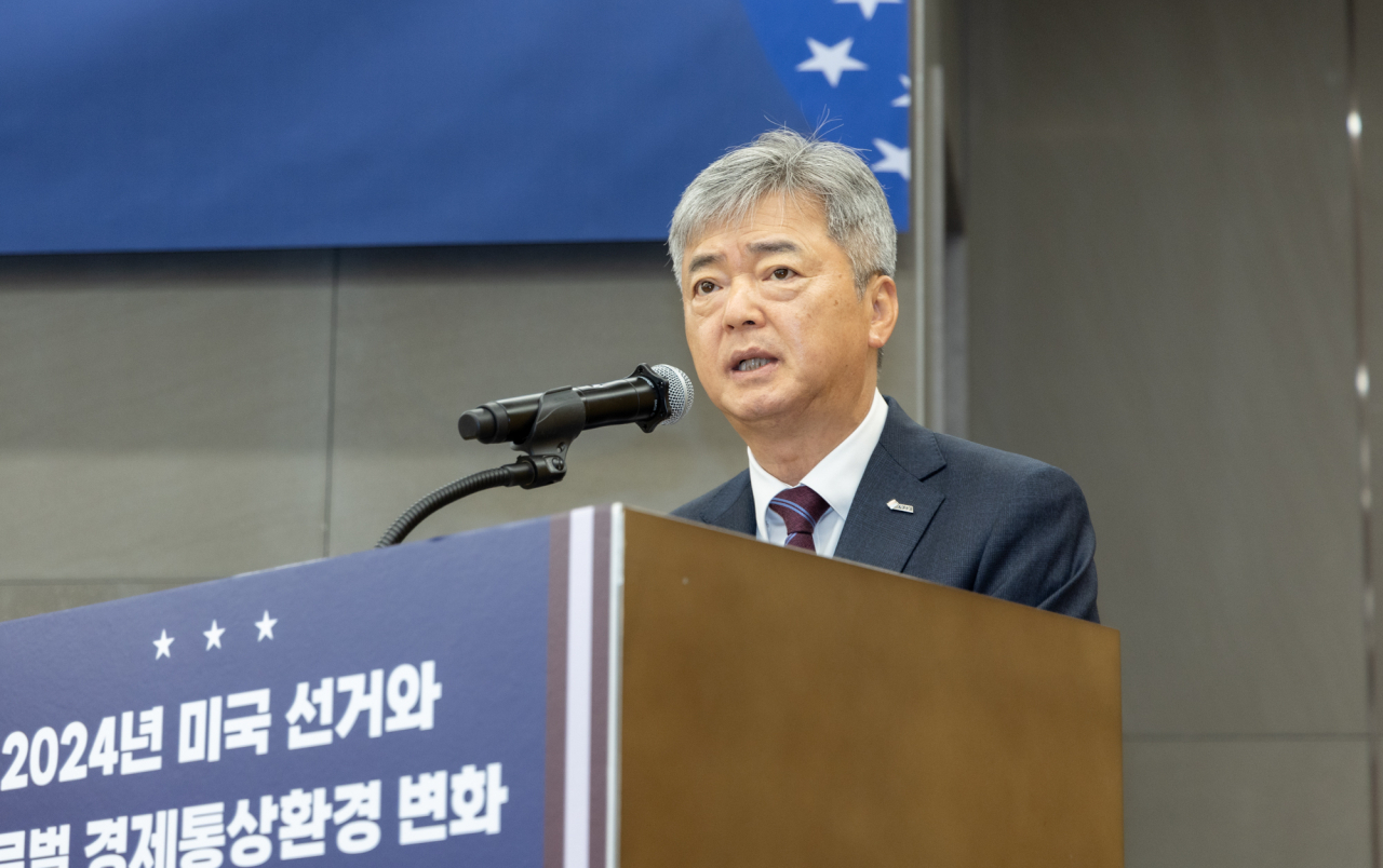 이인호 한국무역협회 부회장이 13일 서울 강남구 삼성동 트레이드타워에서 열린 ‘2024년 미국 선거와 글로벌 경제통상환경 변화 세미나’에서 인사말을 하고 있다. [한국무역협회 제공]