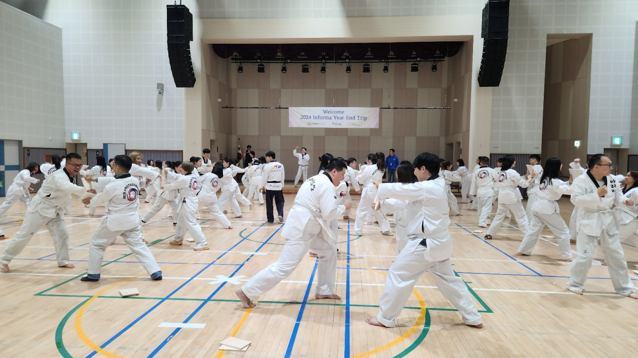 단체관광객들의 태권도 체험