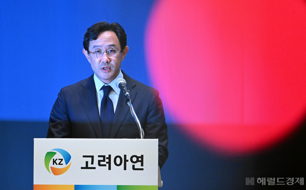 최윤범 고려아연 회장이 13일 오후 서울 중구 대한상공회의소에서 열린 기자회견에 참석해 기자회견문을 낭독하고 있다. 고려아연은 이날 오전 임시 이사회를 통해 지난달 30일 제출한 일반공모 유상증자 결정을 전격 철회했다. 임세준 기자