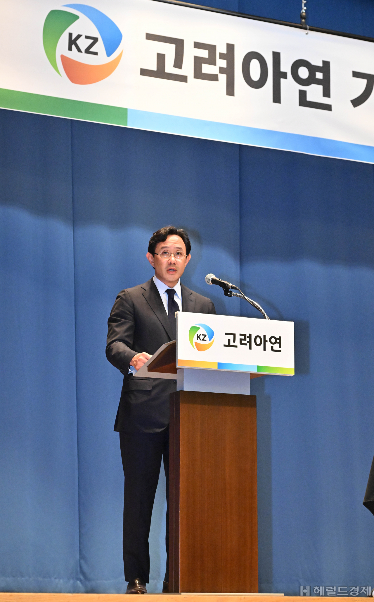 최윤범 고려아연 회장이 13일 오후 서울 중구 대한상공회의소에서 열린 기자회견에 참석해 기자회견문을 낭독하고 있다. 고려아연은 이날 오전 임시 이사회를 통해 지난달 30일 제출한 일반공모 유상증자 결정을 전격 철회했다. 임세준 기자