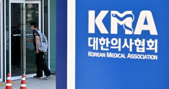 서울 용산구 의협회관에서 한 직원이 출근하고 있다. [임세준 기자]