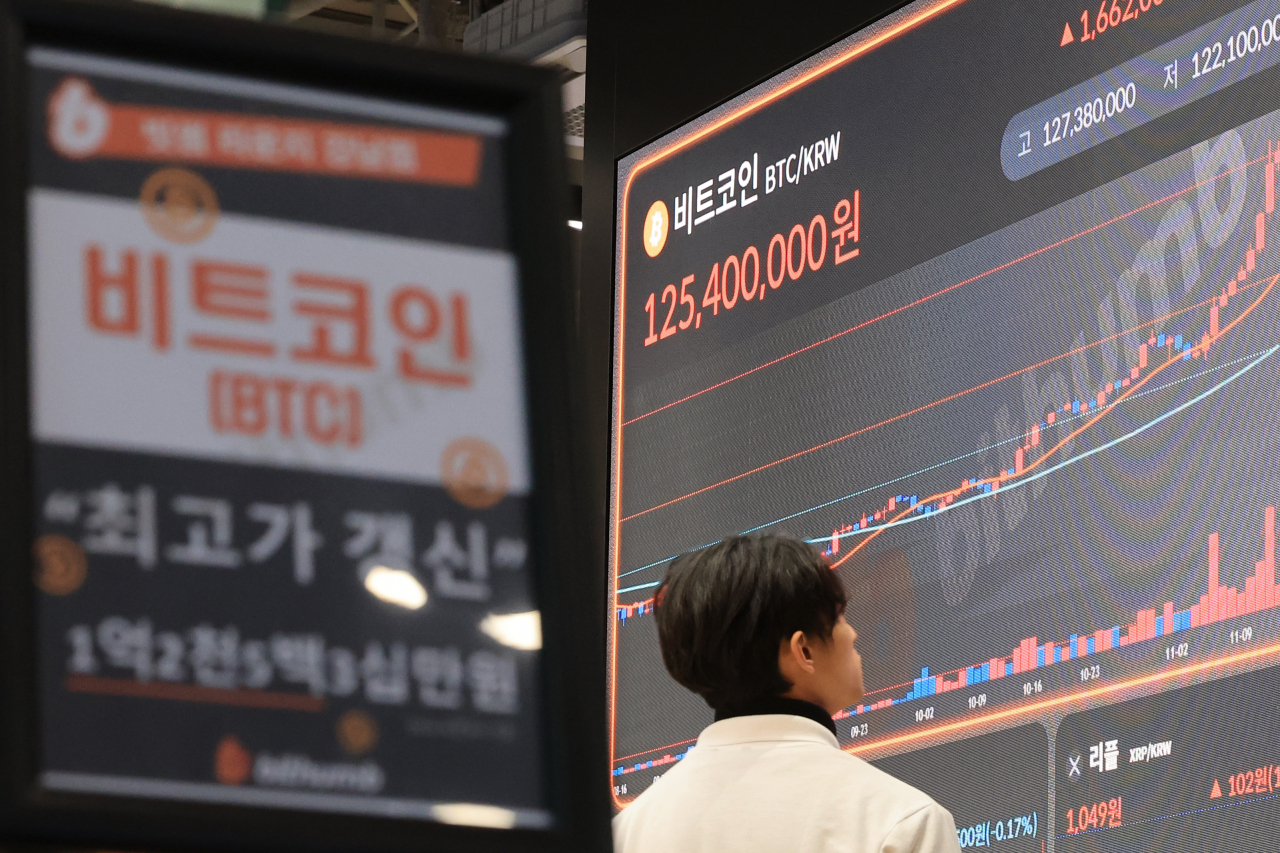 미 대선에서 도널드 트럼프 전 대통령 당선 영향으로 비트코인이 상승세를 보이는 가운데 13일 오전 서울 빗썸라운지 강남점에 비트코인 가격이 표시돼 있다. [연합]