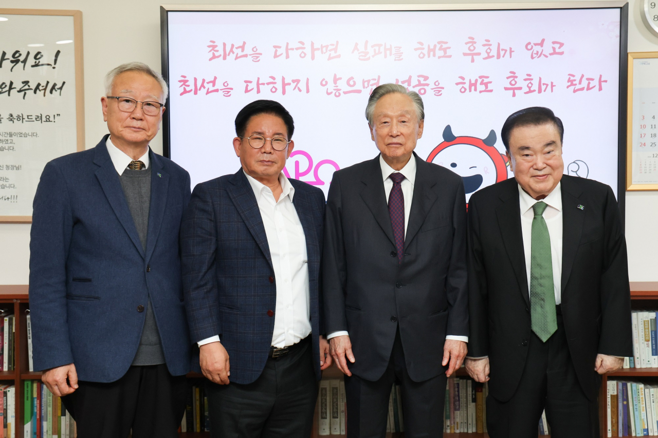 지난 11일 박강수 마포구청장(왼쪽에서 두 번째)이 권노갑 김대중재단 이사장, 문희상 부이사장, 배기선 사무총장과 고(故) 김대중 대통령 사저 보존에 대해 논의한 뒤 기념촬영을 하고 있다. [마포구 제공]