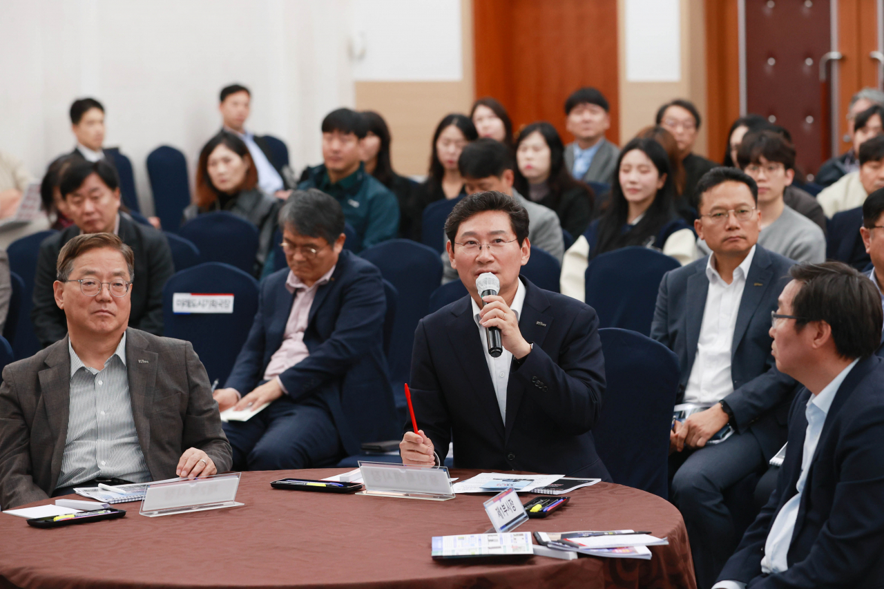 13일 용인특례시청 컨벤션홀에서 열린 '디지털 트윈국토 시범사업 완료보고회'에서 이상일 시장이 사업 내용에 대해 질문하고 있다.[용인시 제공]