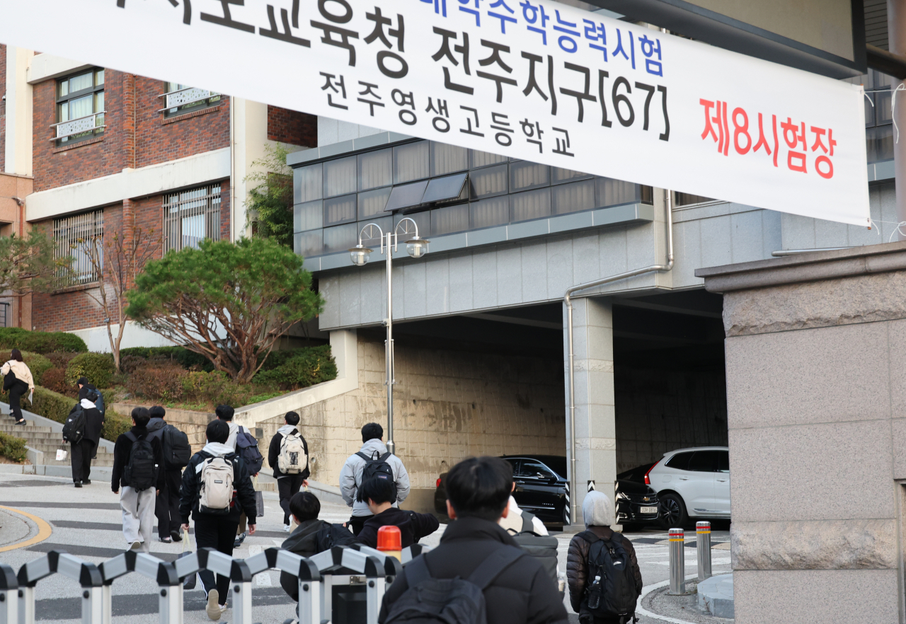 2025학년도 대학수학능력시험일인 14일 전북자치도교육청 전주지구 제8시험장이 마련된 전주영생고등학교로 수험생들이 들어가고 있다. [연합]