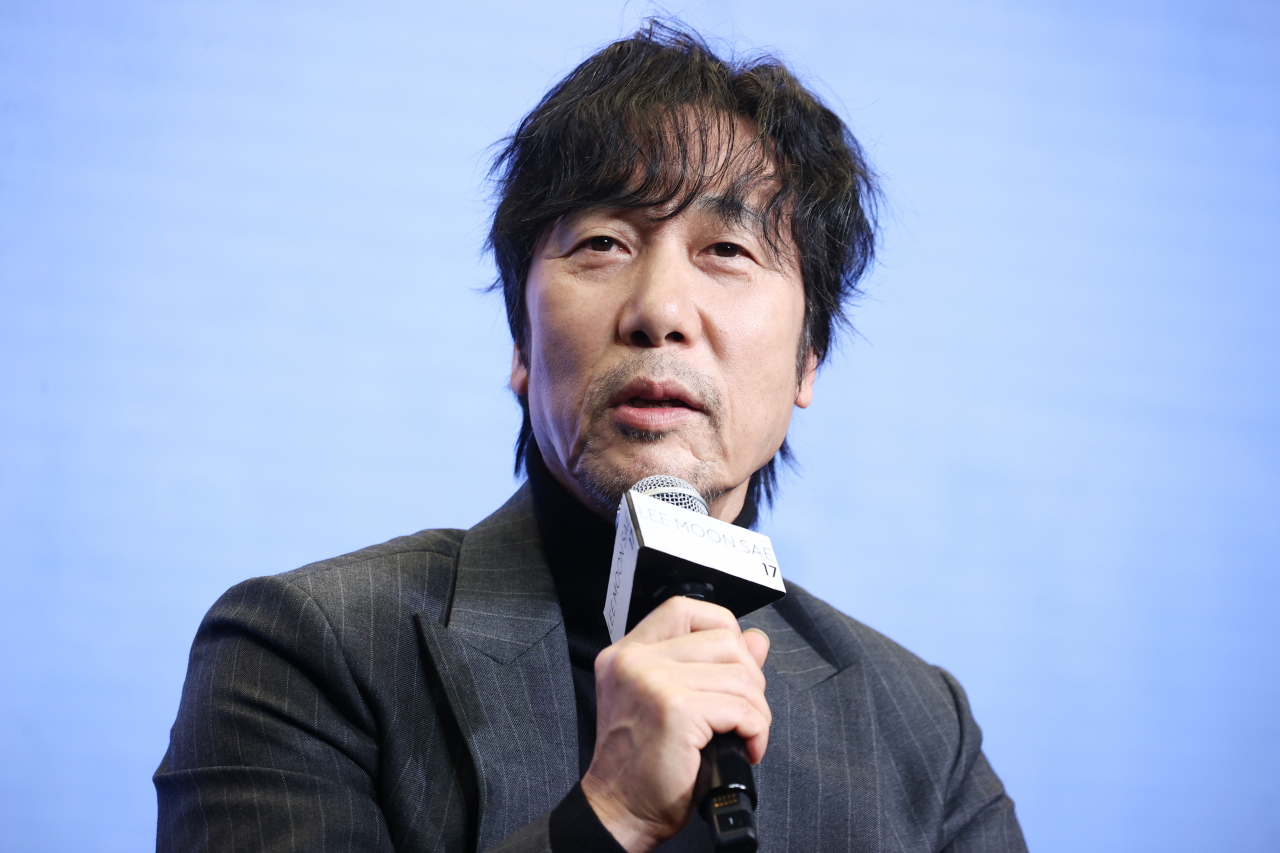 가수 이문세가 13일 오후 서울 마포구 스탠포드 호텔에서 열린 정규 17집 발매 관련 기자간담회를 열었다. [연합]